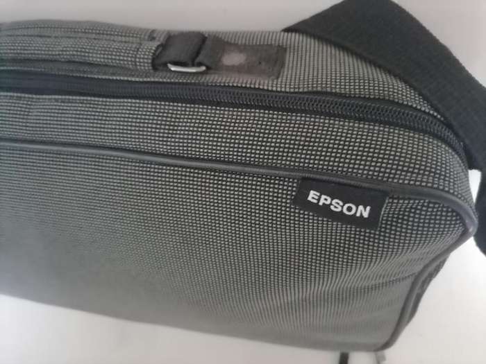 **BOKKE DAY DEALS**R30 FREIGHT**EPSON LCD PROJECTOR EMP-740 IN CARRY BAG*TOP QULAIRT*R8000 NEW