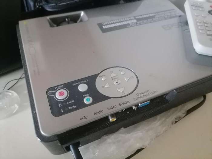 **BOKKE DAY DEALS**R30 FREIGHT**EPSON LCD PROJECTOR EMP-740 IN CARRY BAG*TOP QULAIRT*R8000 NEW