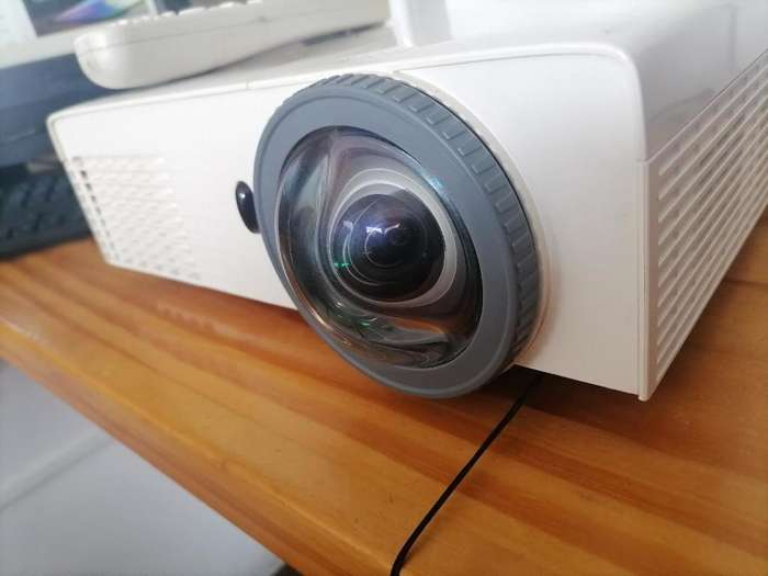*BARGAIN BUY*DELL S320 SHORT THROW DLP PROJECTOR,3000 LUMENS*R9000 VALUE -GRAB IT@R1299!!!!!