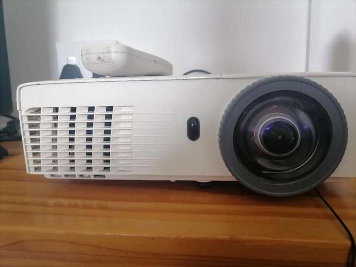*BARGAIN BUY*DELL S320 SHORT THROW DLP PROJECTOR,3000 LUMENS*R9000 VALUE -GRAB IT@R1299!!!!!