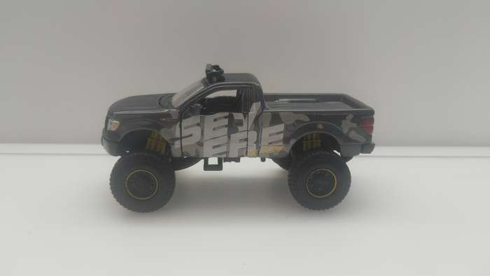 Maisto Ford F-150 XL 1:50 Scale Model