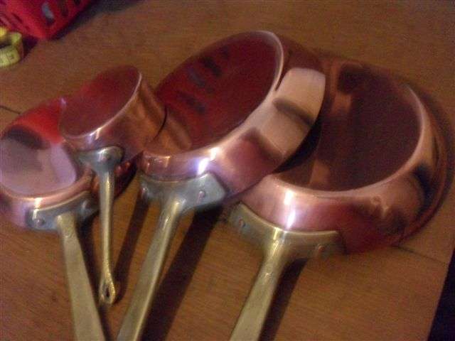 A SET OF 4 COPPERED PANS WITH BRASS HANDLES (FOR DISPLAY )