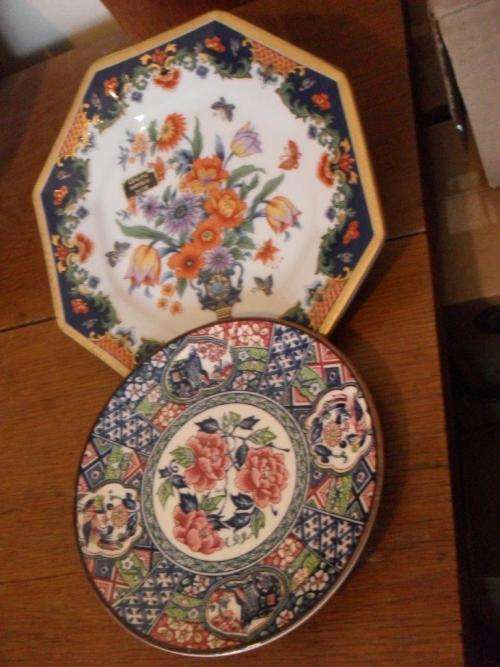 2 X PRETTY IMPERIAL IMARI DISPLAY PLATES (STILL HAVE ORIGINAL STICKERS)