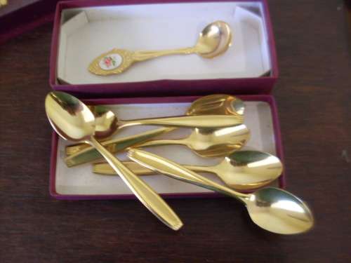 SWEET 6 X GP TEASPOONS AND AN ENAMELED TOP GP SUGAR SPOON