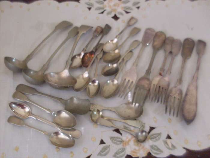 24 VARIOUS VINTAGE FIDDLE PATTERN PIECES OF CUTLERY