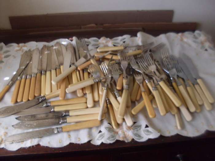 A JOBLOT OF 79 VARIOUS VINTAGE BONE HANDLE FISH KNIVES & FORKS