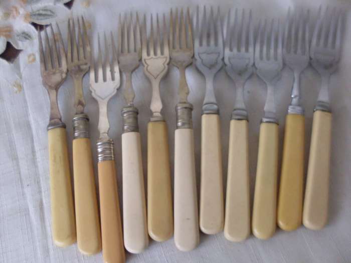 A JOBLOT OF 79 VARIOUS VINTAGE BONE HANDLE FISH KNIVES & FORKS