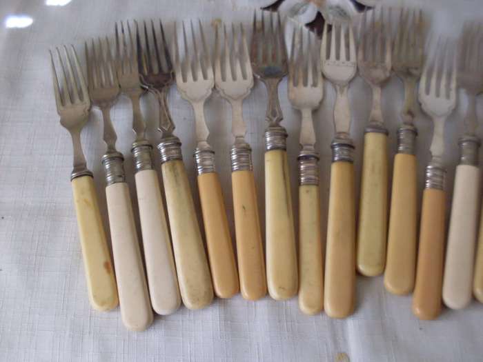 A JOBLOT OF 79 VARIOUS VINTAGE BONE HANDLE FISH KNIVES & FORKS
