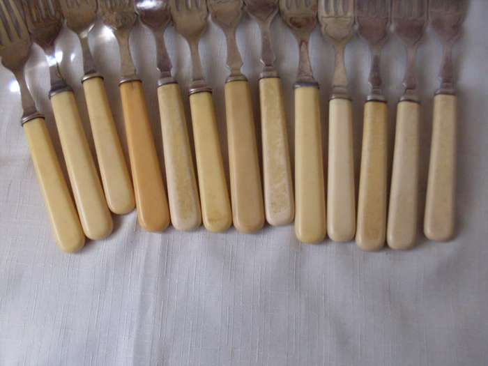 A JOBLOT OF 79 VARIOUS VINTAGE BONE HANDLE FISH KNIVES & FORKS