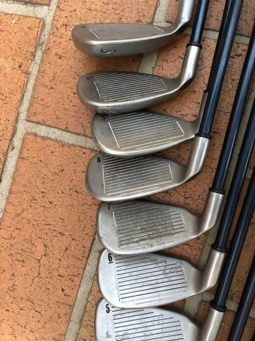 Wow - Callaway irons with graphite shafts and nie grips - Good value