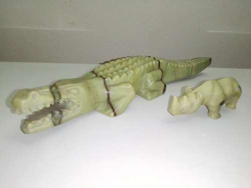 Awesome detailed set of Crocodile and Rino in green and in solid Onyx stone. 4 figurine`s.