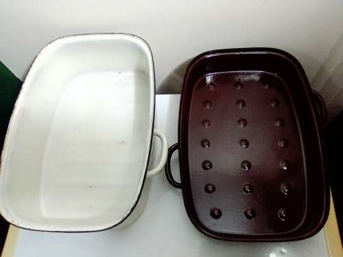 1970`s Pointerwear Brown Enamel Roast Pot.This Roaster is in good condition. Cream Pan with Flowers