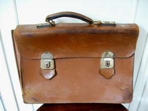 VINTAGE MENS LEATHER BRIEFCASE.