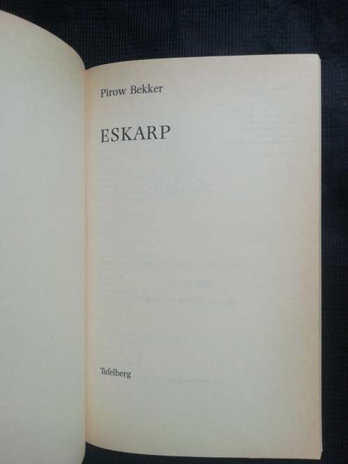 Eskarp / Pirow Bekker