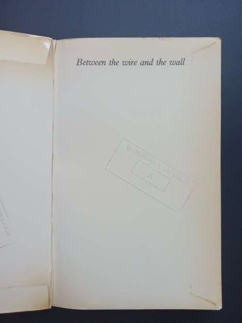 BETWEEN THE WIRE AND THE WALL / GAVIN LEWIS