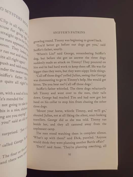 The Famous Five: Five Go to Mystery Moor / Enid Blyton