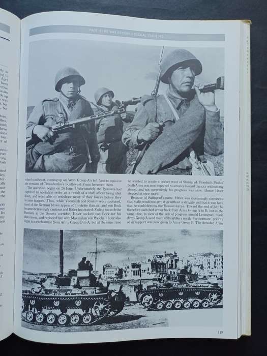 The Pictorial History of World War II / Charles Messenger