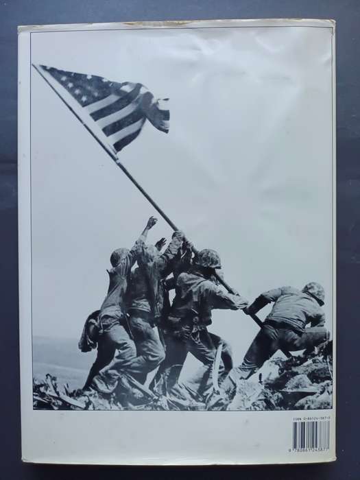 The Pictorial History of World War II / Charles Messenger