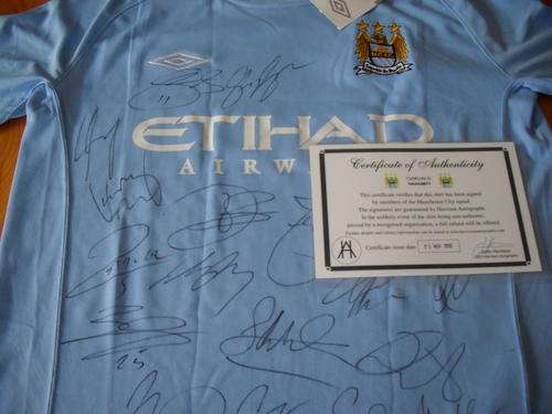 WoW!! 2010/11 MAN CITY F.C HOME PLAYER SIGNED FOOTBALL/SOCCER SHIRT !!