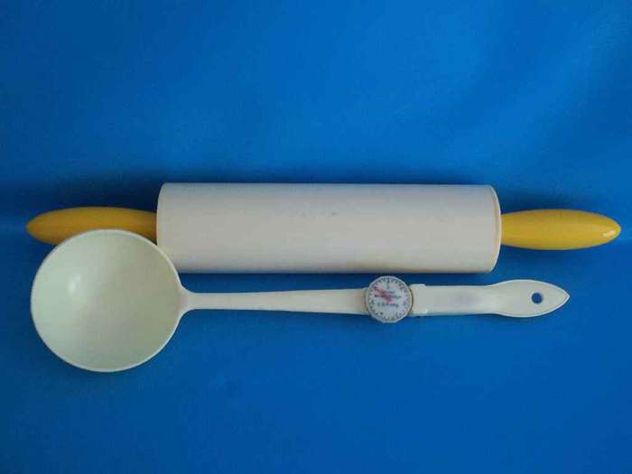 Vintage Plastic Dr Oetker Rolling Pin & Weight Measuring Spoon