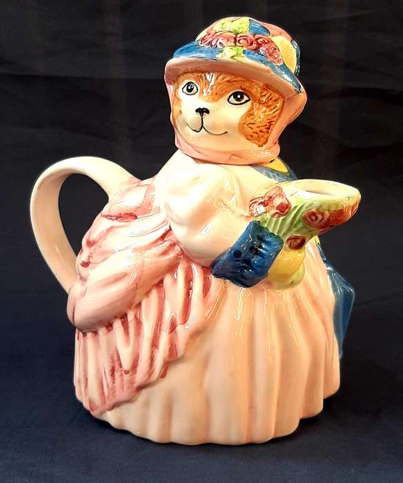 CUTE & WHIMSICAL CERAMIC TEA POT IN PERFECT CONDITION!!!