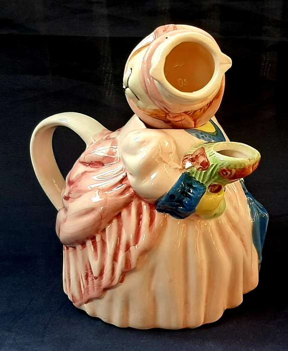 CUTE & WHIMSICAL CERAMIC TEA POT IN PERFECT CONDITION!!!