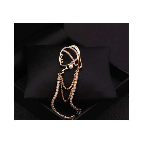 Delicate brooch for girl wearing pearl earrings - Gold color
