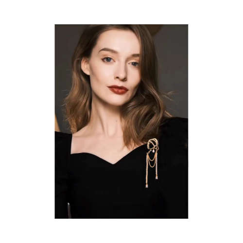 Delicate brooch for girl wearing pearl earrings - Gold color