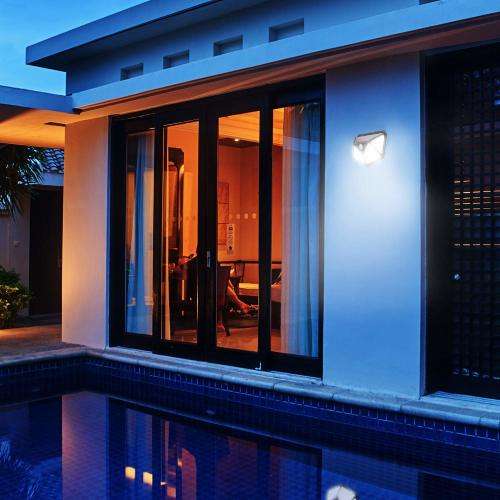 100 LED Solar Powered PIR Motion Sensor Wall Light Outdoor Garden Lamp 3 Modes - 10 Available!!
