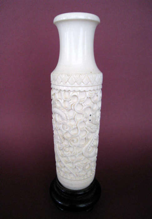 A MAGNIFICENT VINTAGE GENUINE IVORY VASE - CHINESE