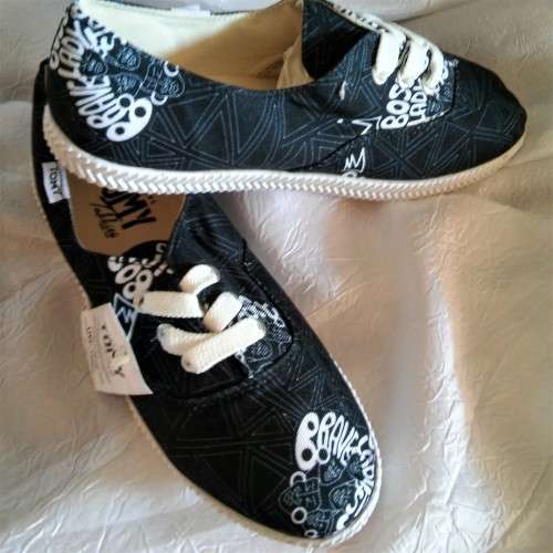 LIMITED EDITION! GENUINE Designer Tomy SUPERTOMY Woman`s Month Celebration Takkies