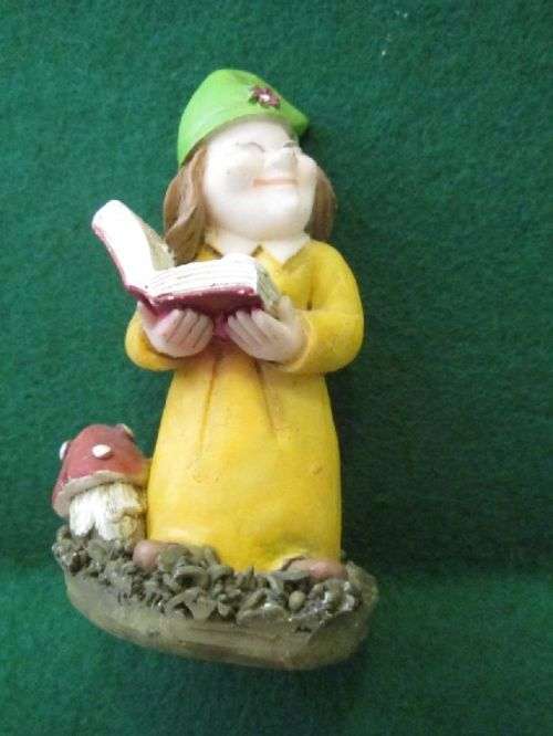 Lady Dwarf reading a book - Epoxy figure - Height 75 mm