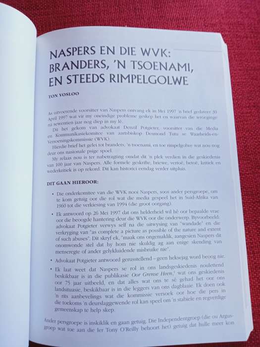 ´n Konstante Revolusie: Naspers, Media 24 en Oorgange. Eerste uitgawe 2015. Sagteband. 306 pp.