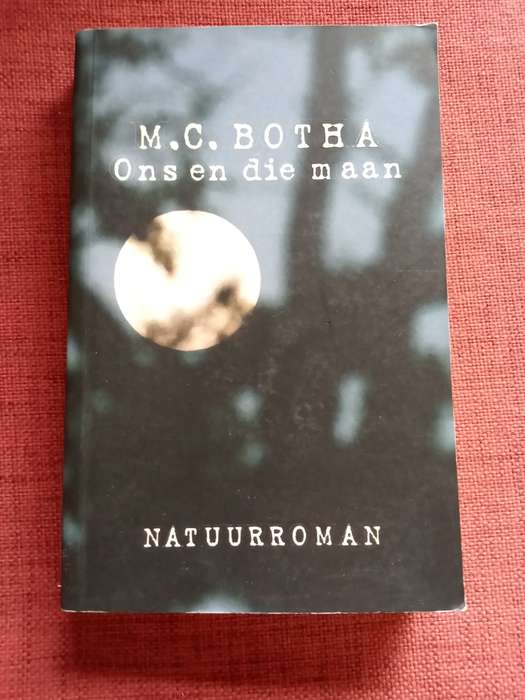 Ons en die Maan deur MC Botha: Natuurroman. Eerste uitgawe 2007. Sagteband. 288 pp. Geteken.