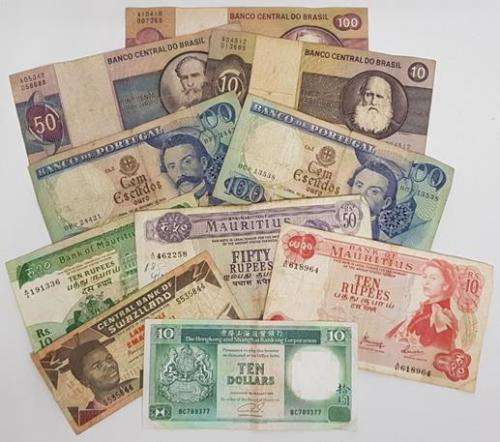 Lot of 10 International banknotes - as per scan