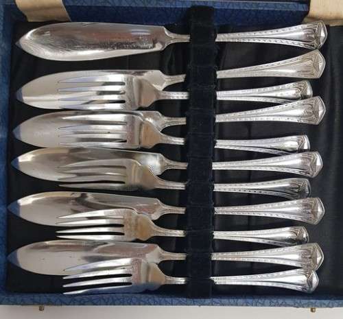Chrome Plated Cutlery Set of 6 Knives and 5 Forks in original box as per photo
