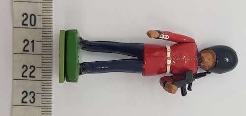 British Queen`s Guard Lead Figurine with machine gun as per photo