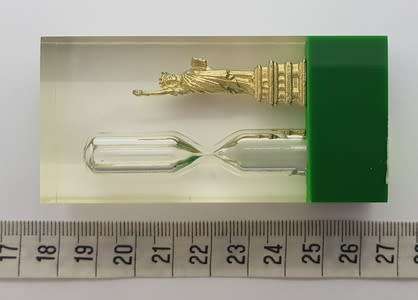 Hourglass with Statue of Liberty (miniature) as per photo