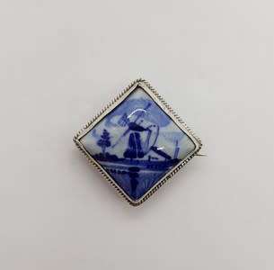 Silver Delft Brooch 2cm x 2cm weight 3.4g as per photo
