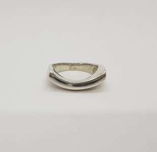 925 Sterling Silver Ring weight 7.6g size Q as per photo