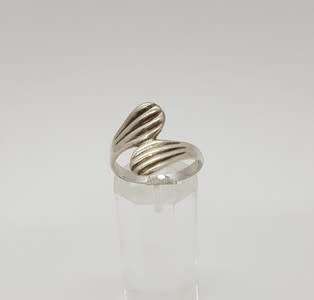 925 Sterling Silver Ring weight 2.4g size Q as per photo