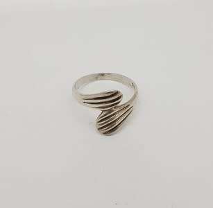 925 Sterling Silver Ring weight 2.4g size Q as per photo
