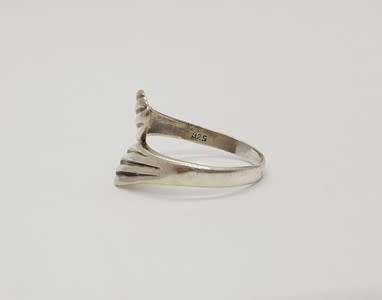925 Sterling Silver Ring weight 2.4g size Q as per photo