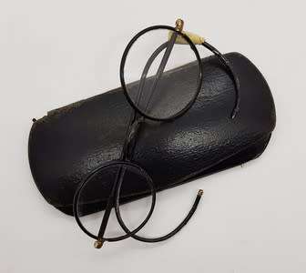Pair of vintage reading glasses in box - ear piece broken - as per photo