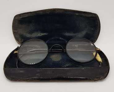Pair of vintage reading glasses in box - ear piece broken - as per photo