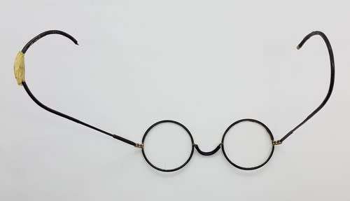 Pair of vintage reading glasses in box - ear piece broken - as per photo