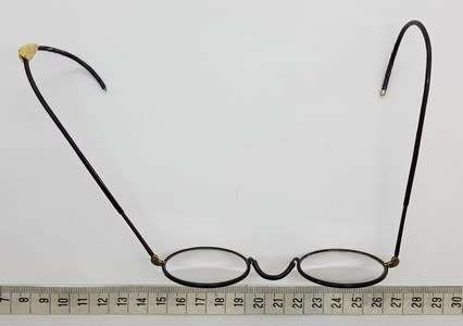 Pair of vintage reading glasses in box - ear piece broken - as per photo