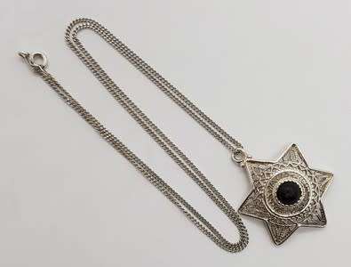 925 Sterling Silver Pendant and Chain weight 5g as per photo