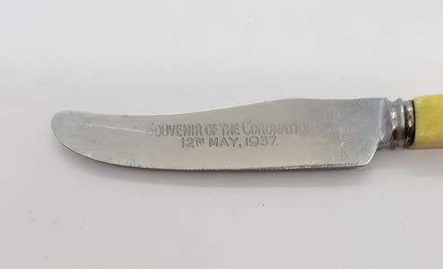 Faux ivory handle George 6 coronation butter knife, 12cm as per scan