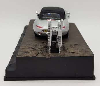 BMW Z8 - The World is not enough model car - case cracked - as per photo